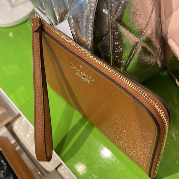 Kate Spade Medium Lucy L-Zip Wristlet Pebble Leather 
COLOR
Warm Gingerbread
NWT - Picture 12 of 16